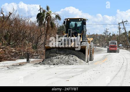 Sanibel Island, FL, USA--10/06/2022--- Crews arbeiten daran, nach dem Unkrautmast Ian Trümmer aufzuräumen. Jocelyn Augustino/FEMA Stockfoto