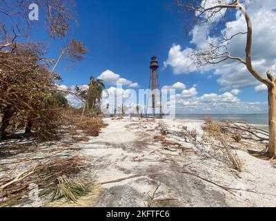 Sanibel Island, FL, USA--10/06/2022--der Leuchtturm von Sanibel Island ist von Schäden und Trümmern des Turms Ian umgeben. Jocelyn Augustino/FEMA Stockfoto