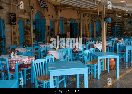 Chania, Griechenland 19. Mai 2022, idyllisches Restaurant mit hellblauen Stühlen in der griechischen Stadt Chania Stockfoto