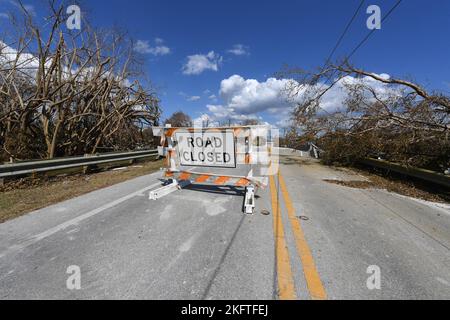 Sanibel Island, FL, USA--10/06/2022--- die Straßen auf Sanibel Island sind mit Trümmern übersät und nach dem US-amerikanischen Unkeul Ian geschlossen. Jocelyn Augustino/FEMA Stockfoto