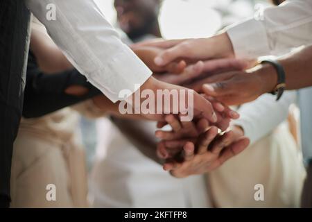 Hohe Betrachtungswinkel der Multirassischen Freund Stapeln Hand zusammen Stockfoto