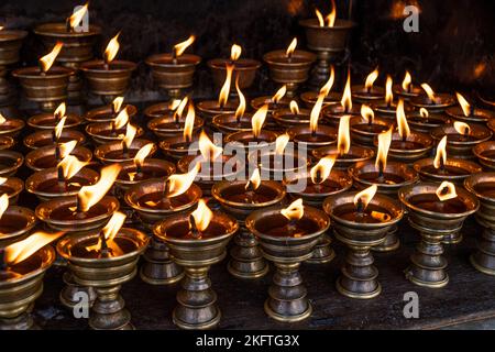 Kerzen in Einem buddhistischen Tempel in Bhutan Stockfoto