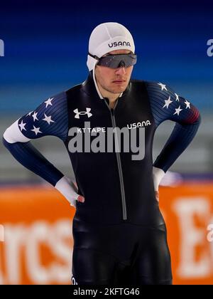 HEERENVEEN, NIEDERLANDE - 20. NOVEMBER: Casey Dawson aus den USA, bevor er am 20. November 2022 während der Speedskating World Cup 2 in Thialf in Heerenveen, Niederlande, in der Männer-B-Gruppe 1500m antritt (Foto: Andre Weening/Orange Picles) Stockfoto