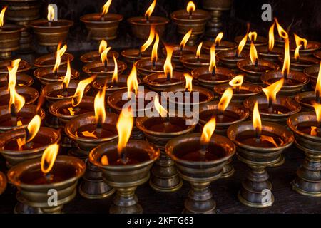 Kerzen in Einem buddhistischen Tempel in Bhutan Stockfoto