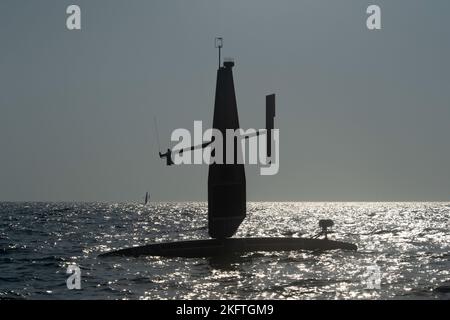 (221007-N-NS602-1014) ARABISCHER GOLF (OKT 7, 2022) Saildrone Explorer Unmanned Surface Vessel (USV) operieren im Arabischen Golf während der Übung Phantom Scope, Okt. 7. Während der bilateralen Übung zwischen den Vereinigten Staaten und dem Vereinigten Königreich operierten USVs in Verbindung mit Besatzungsschiffen und Marinestützpunkten an Land in Bahrain. Stockfoto