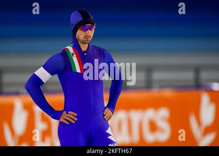 HEERENVEEN, NIEDERLANDE - 20. NOVEMBER: Alessio Trentini aus Italien, bevor er am 20. November 2022 in Heerenveen, Niederlande, während der Speedskating World Cup 2 in Thialf in der Männer-B-Gruppe 1500m antrat (Foto: Andre Weening/Orange Picles) Stockfoto