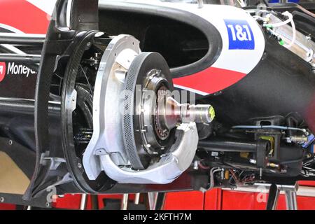 ABU DHABI, 19/11/2022, Haas F1 Team VF-22 Ferrari, Mechanische Details der Vorderradaufhängung und des Bremssystems während des Formel 1 Etihad Airways Abu Dhabi Grand Prix 2022, 22. Lauf der FIA Formel 1 Weltmeisterschaft 2022 vom 18. Bis 20. November 2022 auf dem Yas Marina Circuit, In Yas Island, Abu Dhabi - Foto DPPI Stockfoto