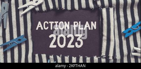 Konzeptioneller Titel Aktionsplan 2023. Die Wortliste enthält eine Reihe von Dingen, die im nächsten Jahr erledigt werden Stockfoto