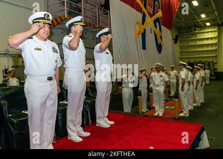 221007-N-DW158-1045 SEA OF JAPAN (OKT 7, 2022) Adm Hinten. Buzz Donnelly, Middle, Commander, Carrier Strike Group (CSG) 5, Capt. Fred Goldhammer, Left, Kommandant des einzigen vorwärts ausgerüsteten Flugzeugträgers der US Navy, USS Ronald Reagan (CVN 76), und Command Master Chief Jeremy Douglas, Kommandomeister von Ronald Reagan, ehren sich als Vize-ADM. Karl Thomas, Kommandant der US-Flotte von 7., wird während einer Zeremonie zur Befehlsänderung im Japanischen Meer am 7. Oktober an Bord geleitet. Während der Zeremonie wurde Goldhammer von Capt. Daryle Cardone als Kommandeur ordnungsgemäß entlastet. Ronald Reaga Stockfoto