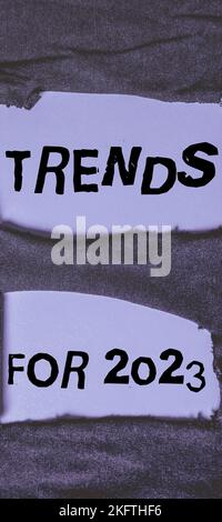 Schild mit Trendanzeige für 2023. Konzept bedeutet Liste von Dingen, die sehr schnell in diesem Jahr populär geworden Stockfoto