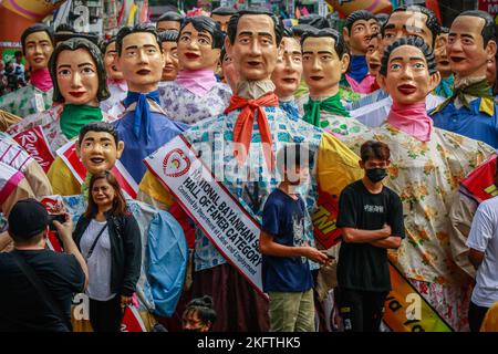 Angono, Philippinen, 20/11/2022, Papiermaché-Giganten stehen während der großen Parade des Higantes-Festivals auf den Straßen. Die Einheimischen feiern das Fest ihrer Stadt zum ersten Mal nach zwei Jahren der Suspendierung aufgrund der Pandemie. Die Higantes- oder Pappmaché-Giganten wurden zuerst als eine Form des Protests gegen ihre Gutsbesitzer während der spanischen Kolonisationszeit von lokalen Bauern gemacht. Die riesigen Pappmaché-Puppen messen einen Durchmesser von vier bis fünf Fuß und eine Höhe von zehn bis zwölf Fuß und können die Riesen nur von innen aus kontrollieren. Stockfoto