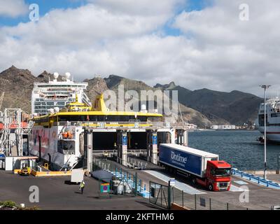 Santa Cruz de Teneriffa, Spanien November 4. 2022: Gütertransport-LKW fährt in die Garage der Fähre Fred Olsen Express im Hafen von Santa Cruz d Stockfoto