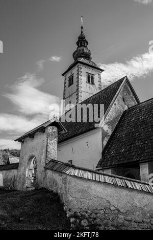 Alte Kirche St. Johannes der Täufer am Bohinjer See im Triglav Nationalpark, den Julischen Alpen, Slowenien Stockfoto