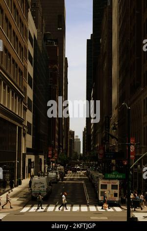 Stellen Sie sich vor, Sie kehren in die 80s zurück, auf den Stufen der New York Public Library und blicken auf die E 41. Street über die 5. Avenue Stockfoto