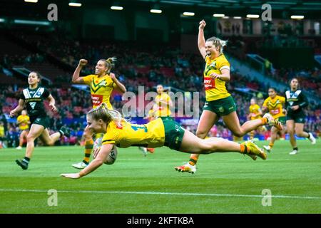 Manchester, Großbritannien. 18.. November 2022. Tarryn Aiken aus Australien (12 2022) versucht es am 19. November 2021 beim Finale der Frauen-Rugby-League-Weltmeisterschaft zwischen Australien und Neuseeland im Old Trafford, Manchester, England. Foto von David Horn. Quelle: Prime Media Images/Alamy Live News Stockfoto