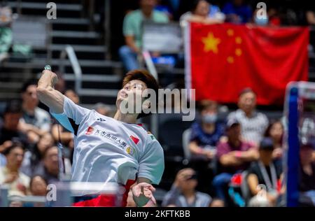 Sydney, Australien. 20.. November 2022. Shi Yuqi aus China tritt während des finalen Männermatches der BWF Australian Open 2022 gegen Lu Guangzu aus China in Sydney, Australien, am 20. November 2022 an. Quelle: Hu Jingchen/Xinhua/Alamy Live News Stockfoto