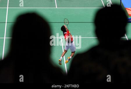 Sydney, Australien. 20.. November 2022. Lu Guangzu aus China tritt während des finalen Männermatches der BWF Australian Open 2022 gegen Shi Yuqi aus China in Sydney, Australien, am 20. November 2022 an. Quelle: Bai Xuefei/Xinhua/Alamy Live News Stockfoto