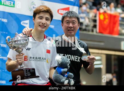 Sydney, Australien. 20.. November 2022. Shi Yuqi (L) aus China posiert mit Trainer Sun Jun nach dem finalen Männerspiel der BWF Australian Open 2022 gegen Lu Guangzu aus China in Sydney, Australien, 20. November 2022. Quelle: Hu Jingchen/Xinhua/Alamy Live News Stockfoto