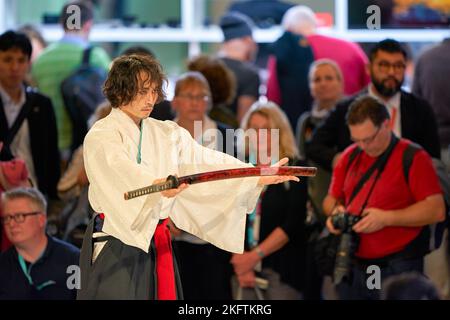 KÖLN, DEUTSCHLAND - CIRCA SEPTEMBER 2018: Samurai Sword Show am Sony Stand in Photokina. Stockfoto