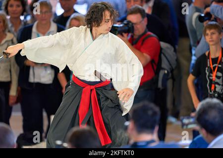 KÖLN, DEUTSCHLAND - CIRCA SEPTEMBER 2018: Samurai Sword Show am Sony Stand in Photokina. Stockfoto