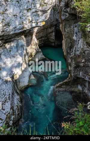 Der Fluss Soca fließt durch eine wilde Berglandschaft der Julischen Alpen, Slowenien Stockfoto