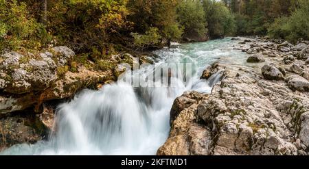 Der Fluss Soca fließt durch eine wilde Berglandschaft der Julischen Alpen, Slowenien Stockfoto