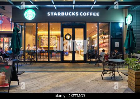 SHENZHEN, CHINA - CIRCA NOVEMBER 2019: Eintritt zu Starbucks Coffee in Shenzhen. Stockfoto