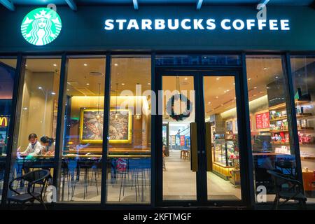 SHENZHEN, CHINA - CIRCA NOVEMBER 2019: Eintritt zu Starbucks Coffee in Shenzhen. Stockfoto