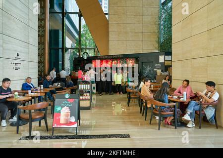 SHENZHEN, CHINA - CIRCA NOVEMBER 2019: Menschen bei Starbucks Coffee in Shenzhen. Stockfoto