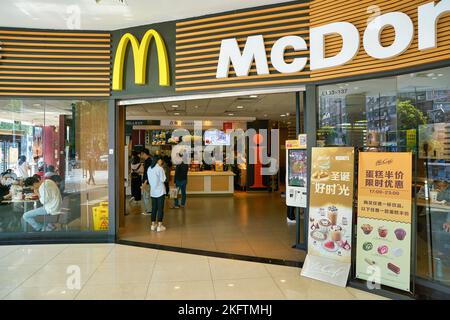 SHENZHEN, CHINA - CIRCA NOVEMBER 2019: Eingang zum McDonald's Restaurant in Shenzhen. Stockfoto