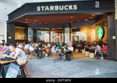 SHENZHEN, CHINA - CIRCA NOVEMBER 2019: Eintritt zu Starbucks Coffee in Shenzhen. Stockfoto