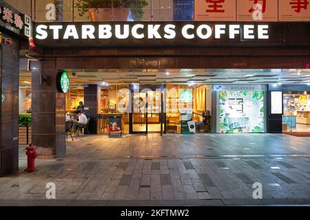 SHENZHEN, CHINA - CIRCA NOVEMBER 2019: Eintritt zu Starbucks Coffee in Shenzhen. Stockfoto