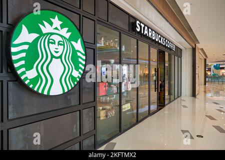 SHENZHEN, CHINA - CIRCA NOVEMBER 2019: Eintritt zu Starbucks Coffee in Shenzhen. Stockfoto
