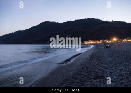 Der Strand von Riva Trigoso in Sestri Levante in der Dämmerung Stockfoto