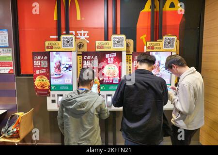 SHENZHEN, CHINA - CIRCA NOVEMBER 2019: Selbstbestellungs-Kiosk im McDonald's Restaurant in Shenzhen. Stockfoto