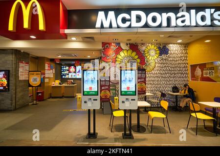 SHENZHEN, CHINA - CIRCA NOVEMBER 2019: Selbstbestellungs-Kiosk im McDonald's Restaurant in Shenzhen. Stockfoto