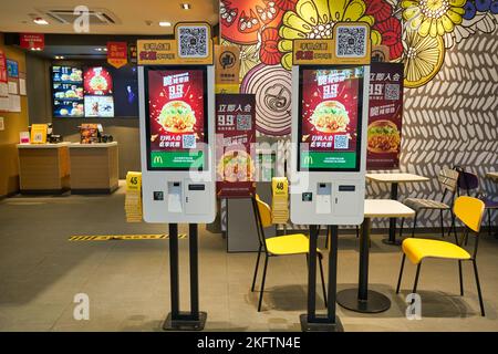 SHENZHEN, CHINA - CIRCA NOVEMBER 2019: Selbstbestellungs-Kiosk im McDonald's Restaurant in Shenzhen. Stockfoto