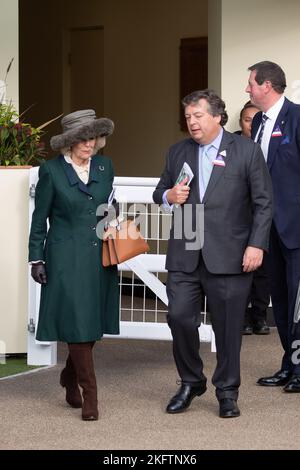 Ascot, Bergen, Großbritannien. 19.. November 2022. Camilla, Queen Consort, die heute Morgen bei Ascot Races für das November Racing Weekend ankommen. Sie wurde von Sir Francis Brooke, dem Vertreter seiner Majestät und Vorsitzenden der Rennbahn Ascot, begrüßt. Quelle: Maureen McLean/Alamy Live News Stockfoto