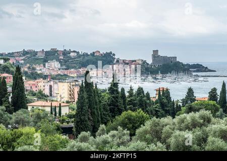 Luftaufnahme von Lerici und seiner Burg über dem Meer Stockfoto