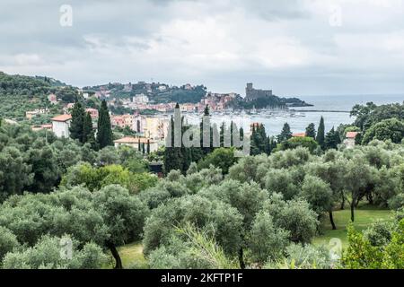 Luftaufnahme von Lerici und seiner Burg über dem Meer Stockfoto