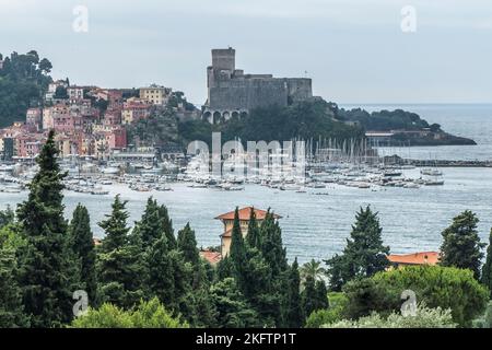 Luftaufnahme von Lerici und seiner Burg über dem Meer Stockfoto