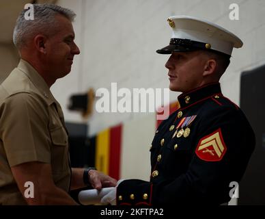 Colonel Robert A. Sucher, Kommandant der Marine Barracks Washington, gratuliert der CPL. Samuel R. Smith, Marcher, Bravo Company, während der abschließenden Bewertung der Ceremonial Drill School in Marine Barracks Washington, D.C., 7. Oktober 2022. Diese Bewertung ist die kulminierende Veranstaltung von CDS, einem dreiwöchigen Kurs, der die Feinheiten der zeremoniellen Bohrungen in Übereinstimmung mit den hohen Standards beibringen soll, die in den Marine Barracks in Washington aufrechterhalten werden. Stockfoto