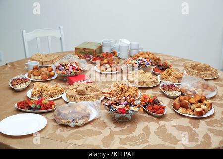 Eine Vielzahl von orientalischen Süßigkeiten auf dem Tisch im Café, Leckereien für liebe Gäste. Stockfoto