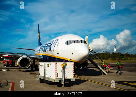 Kerkyra, Griechenland - 09 29 2022: Blick auf den Flughafen Korfu mit dem Blauen Flugzeug von Ryanair. Parkplatz Für Flugzeuge, Flugzeug Wird Vor Dem Start Betankt, Gegen Stockfoto