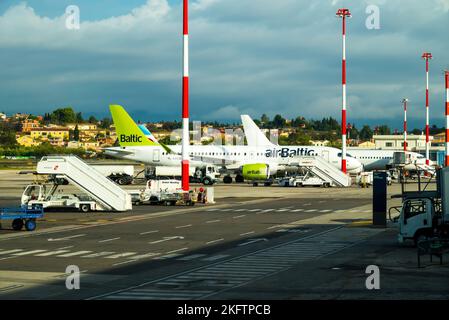 Kerkyra, Griechenland - 09 29 2022: Blick auf den Flughafen Korfu auf dem grünen Flugzeug von AirBaltic. Parkplatz Für Flugzeuge, Flugzeug Wird Vor Dem Start Betankt, Gegen Stockfoto