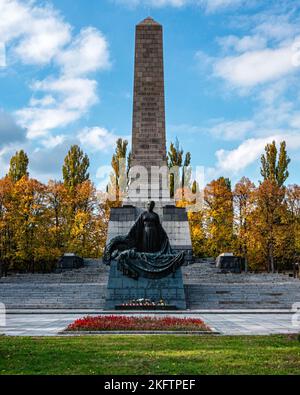 Skulptur Obelisk & Mutter Russland im Sowjetischen Kriegsdenkmal & Friedhof für Soldaten, die im Zweiten Weltkrieg, Schönholzer Heide, Niederschönhausen, Pankow, Berlin starben Stockfoto