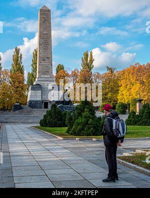 Skulptur Obelisk & Mutter Russland im Sowjetischen Kriegsdenkmal & Friedhof für Soldaten, die im Zweiten Weltkrieg, Schönholzer Heide, Niederschönhausen, Pankow, Berlin starben Stockfoto