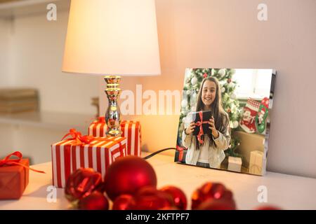 In der Galerie verpackte Leinwandfotos, die auf den Rahmen gestreckt sind. Stockfoto