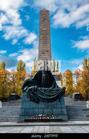 Skulptur Obelisk & Mutter Russland im Sowjetischen Kriegsdenkmal & Friedhof für Soldaten, die im Zweiten Weltkrieg, Schönholzer Heide, Niederschönhausen, Pankow, Berlin starben Stockfoto