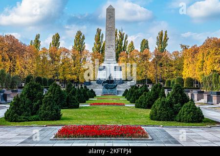 Skulptur Obelisk & Mutter Russland im Sowjetischen Kriegsdenkmal & Friedhof für Soldaten, die im Zweiten Weltkrieg, Schönholzer Heide, Niederschönhausen, Pankow, Berlin starben Stockfoto